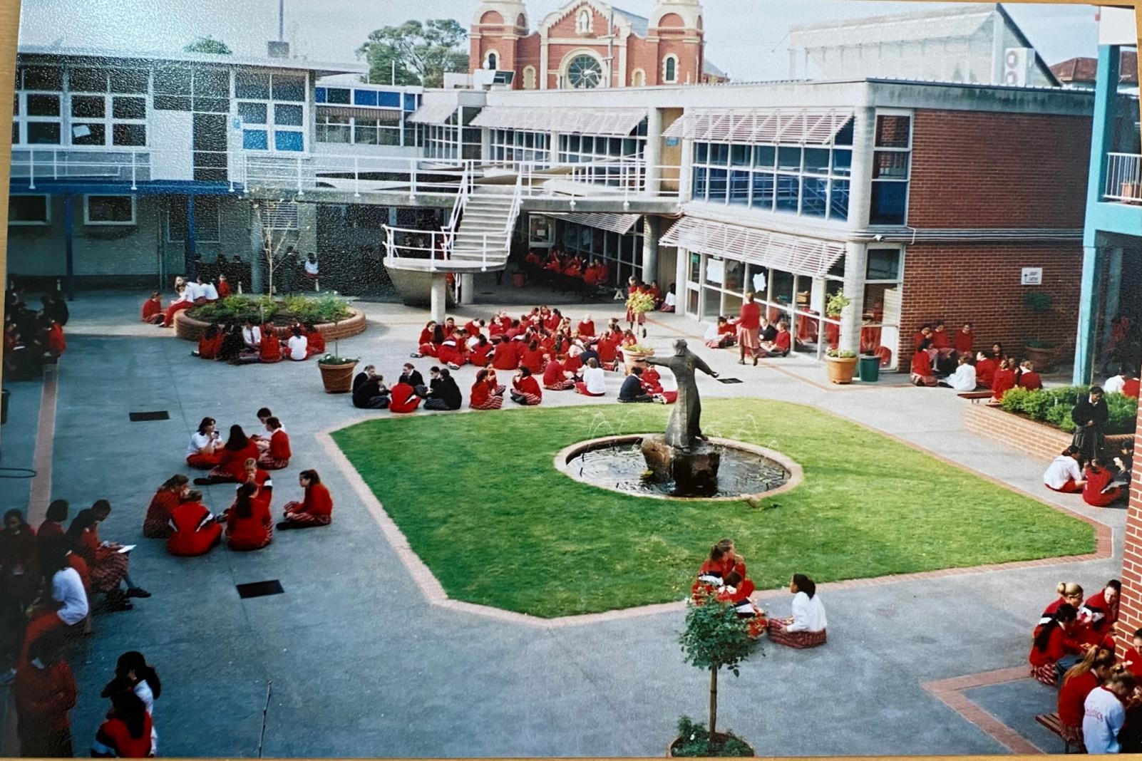 2000 Courtyard